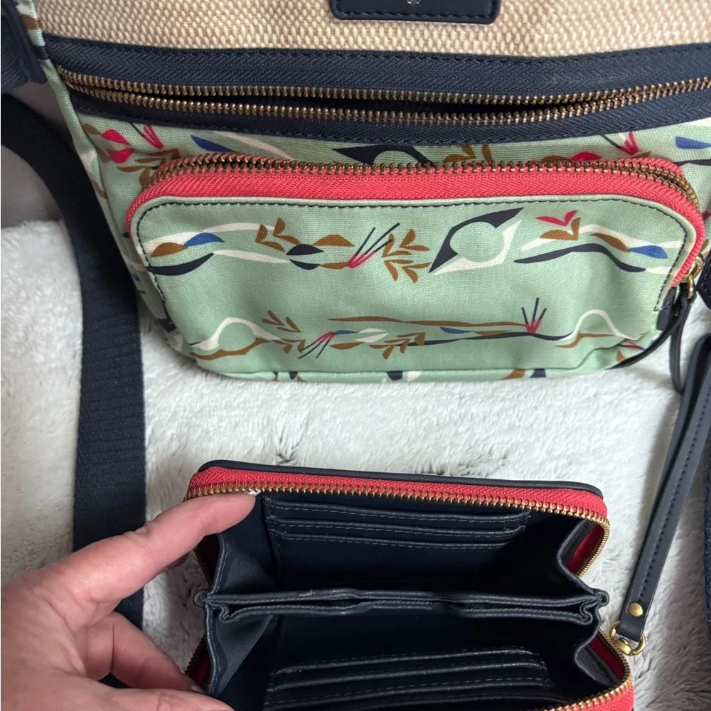 ‼️SALE‼️ $80 Fossil bag and wristlet wallet set~Excellent like new condition - Picture 3 of 12